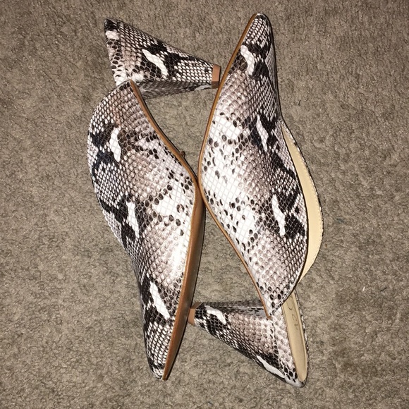 42 Gold Overcome Pointed Toe Snake Print Mule - Picture 4 of 7